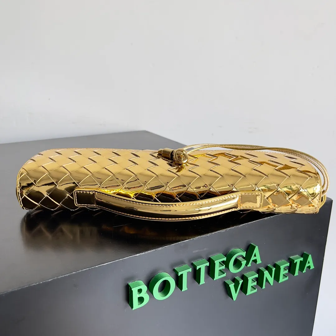 The batch of 1360 BV Andiamo evening handbags has been heavily planted again~ The designer aesthetics in the era of economic downturn are back. I fall in love with it at first sight and can't put it down. It's so beautiful and full of aura. The shape and texture are very competitive. It's light in weight and has sufficient capacity. It's a must-have for fashionistas. It's suitable for many occasions, minimalist, high-end and light luxury. Model No.: 741511 Size: 31*13*3cm